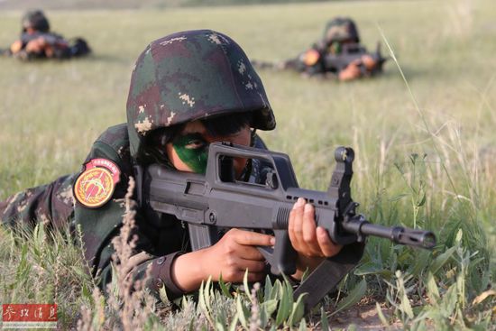 资料图片：在朱日和训练基地，女子特战连官兵在进行小组战术训练。新华社记者